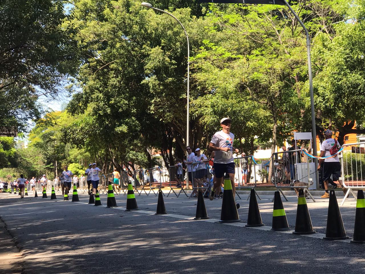 Avenida Sumaré com atletas durante corrida e caminhada 